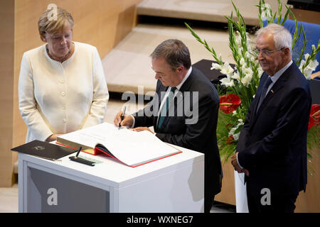 Angela Merkel, Armin Laschet und Klaus Topfer bei der Vergabe des Staatspreis des Landes Nordrhein-Westfalen im Jahr 2019 an Klaus Topfer im Wccb. Bonn, 16.09.2019 | Verwendung weltweit Stockfoto