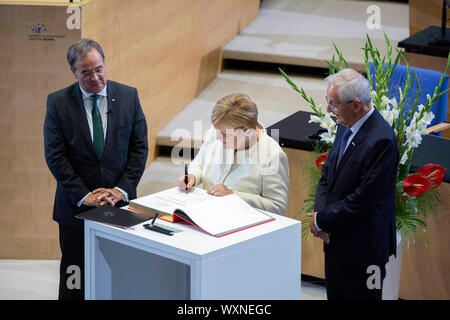 Armin Laschet, Angela Merkel und Klaus Topfer, bei der Präsentation der Staatspreis des Landes Nordrhein-Westfalen im Jahr 2019 an Klaus Topfer im Wccb. Bonn, 16.09.2019 | Verwendung weltweit Stockfoto