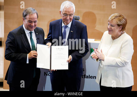Armin Laschet, Klaus Topfer und Angela Merkel bei der Präsentation der Staatspreis des Landes Nordrhein-Westfalen im Jahr 2019 an Klaus Topfer im Wccb. Bonn, 16.09.2019 | Verwendung weltweit Stockfoto