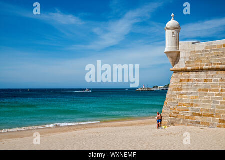 Guarita am defensiven Mauer, Fortaleza de Santiago, Festung aus dem 17. Jahrhundert, Praia da Kalifornien, Strand in Sesimbra, Costa Azul, Region Lissabon, Portugal Stockfoto