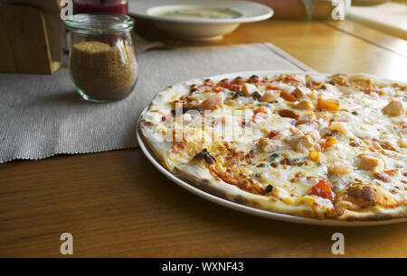 Pizza mit Meeresfrüchten. Mozzarella, Thunfisch und Garnelen. Stockfoto