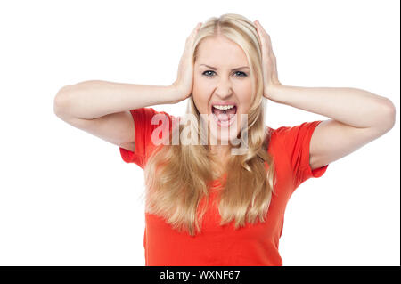 Frustrierte junge Frau mit dem Ausdruck ihrer Aufschlüsselung Stockfoto