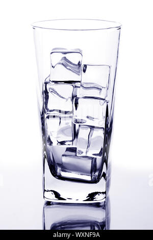 Glas mit Eiswürfel isotated auf weißem Hintergrund Stockfoto