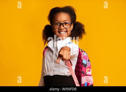 Afrikanische amerikanische Schülerin Zeigefinger an Kamera, Studio Shot Stockfoto