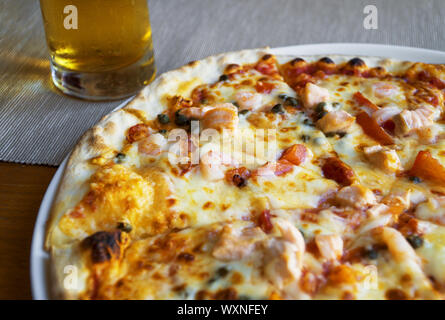 Pizza mit Meeresfrüchten. Mozzarella, Thunfisch und Garnelen. Stockfoto