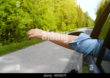 Woman's Hand außerhalb Auto Fenster. Sommerferien Konzept. Stockfoto