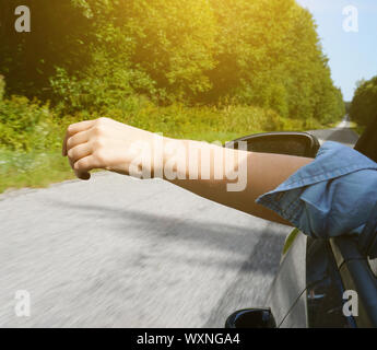 Woman's Hand außerhalb Auto Fenster. Sommerferien Konzept. Stockfoto