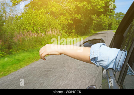 Woman's Hand außerhalb Auto Fenster. Sommerferien Konzept. Stockfoto