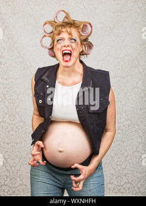 Empört trächtige Weibchen in Lockenwickler und Make-up Stockfoto