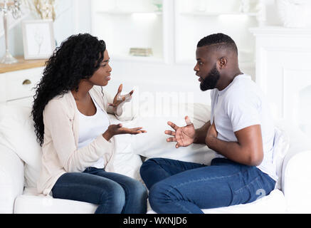 Afrikanische amerikanische Paar streiten, gestikulierend und Anschreien. Stockfoto