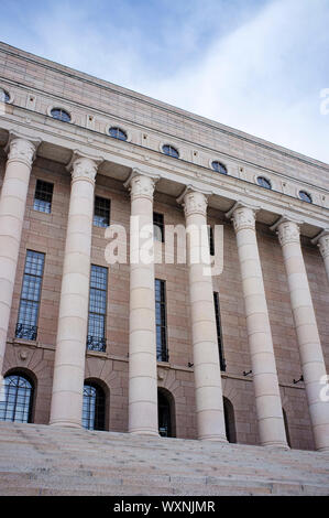 Detail des finnischen Parlamentsgebäude. Das Einkammerparlament hat 200 Mitglieder und trifft sich in dem Parlamentsgebäude in Helsinki. Stockfoto