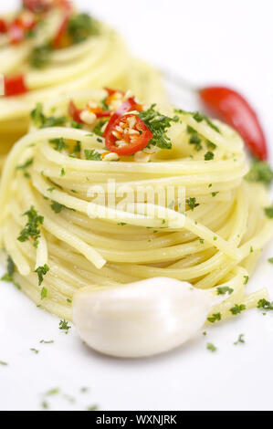 Nudeln Knoblauch Olivenöl und rote Chili-Schote Closeup auf einem weißen Teller Stockfoto