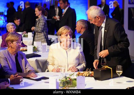 Bonn, Deutschland. 16 Sep, 2019. Mechthild Topfer, Angela Merkel und Klaus Topfer, bei der Präsentation der Staatspreis des Landes Nordrhein-Westfalen im Jahr 2019 an Klaus Topfer im Wccb. Bonn, 16.09.2019 | Verwendung der weltweiten Kredit: dpa/Alamy leben Nachrichten Stockfoto