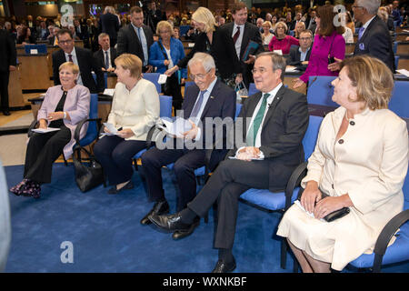 Bonn, Deutschland. 16 Sep, 2019. Mechthild Topfer, Angela Merkel, Klaus Topfer, Armin Laschet mit Frau Susanne Laschet bei der Präsentation der Staatspreis des Landes Nordrhein-Westfalen im Jahr 2019 an Klaus Topfer im Wccb. Bonn, 16.09.2019 | Verwendung der weltweiten Kredit: dpa/Alamy leben Nachrichten Stockfoto
