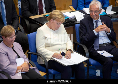 Bonn, Deutschland. 16 Sep, 2019. Mechthild Topfer, Angela Merkel und Klaus Topfer, bei der Präsentation der Staatspreis des Landes Nordrhein-Westfalen im Jahr 2019 an Klaus Topfer im Wccb. Bonn, 16.09.2019 | Verwendung der weltweiten Kredit: dpa/Alamy leben Nachrichten Stockfoto