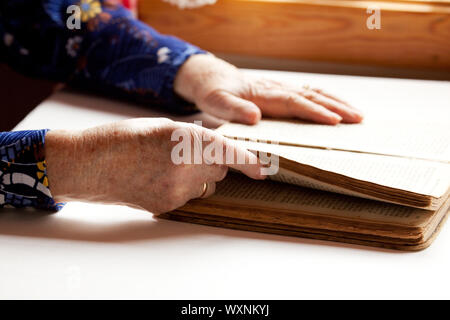 Ältere Lesen Stockfoto