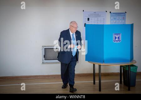 (190917) - JERUSALEM, Sept. 17, 2019 (Xinhua) - der israelische Präsident Reuven Rivlin Spaziergänge, als er seinen Stimmzettel wirft in einem Wahllokal in Jerusalem, Sept. 17, 2019. Die zweite Israelische Parlamentswahlen in fünf Monaten sind am Dienstag im Gange und wird entscheiden, ob der Nation mit der längsten Premierminister Benjamin Netanjahu, an der Macht bleiben konnte. (JINI/Handout über Xinhua) Stockfoto