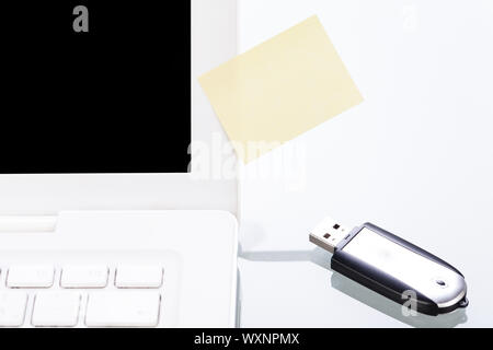 Notebook Laptop mit post-it Memo und USB-Stick Nahaufnahme Makro Objekte Büro Stockfoto