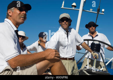 Segler an Deck während Yacht Race Stockfoto