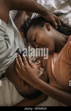 Afrikanische amerikanische Paar in die Augen im Bett suchen Stockfoto