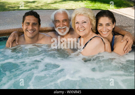 Familie im Whirlpool Stockfoto