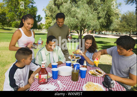 Familie Picknick Tisch Stockfoto