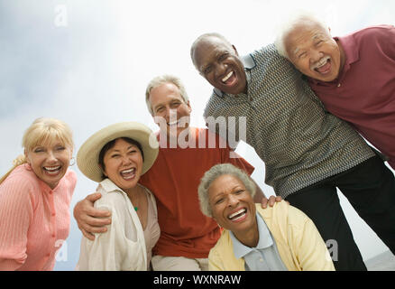 Gruppe von Freunden lachen Stockfoto