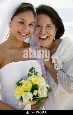 Glückliche Braut und Mutter Stockfoto