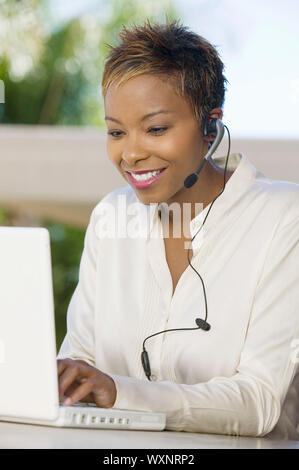 Frau mit Internet-Telefon-Service Stockfoto