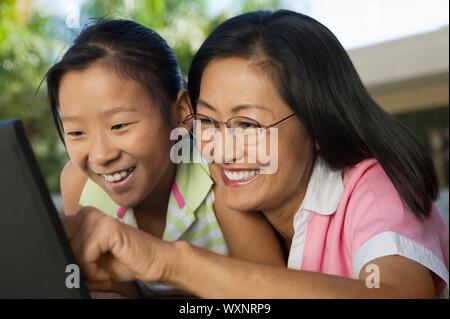 Mutter und Tochter mit Laptop zusammen Stockfoto