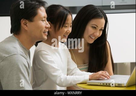 Familie mit Laptop Stockfoto