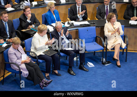 Bonn, Deutschland. 16 Sep, 2019. Mechthild Topfer, Angela Merkel, Klaus Topfer und Susanne Laschet bei der Präsentation der Staatspreis des Landes Nordrhein-Westfalen im Jahr 2019 an Klaus Topfer im Wccb. Bonn, 16.09.2019 | Verwendung der weltweiten Kredit: dpa/Alamy leben Nachrichten Stockfoto