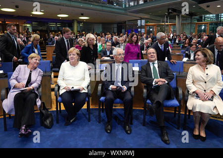 Bonn, Deutschland. 16 Sep, 2019. Mechthild Topfer, Angela Merkel, Klaus Topfer und Armin Laschet mit Frau Susanne Laschet bei der Präsentation der Staatspreis des Landes Nordrhein-Westfalen im Jahr 2019 an Klaus Topfer im Wccb. Bonn, 16.09.2019 | Verwendung der weltweiten Kredit: dpa/Alamy leben Nachrichten Stockfoto