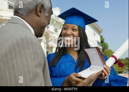 Vater mit Tochter Abitur Geschenk Stockfoto