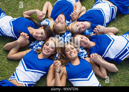 Cheerleadern im Kreis angeordnet Stockfoto