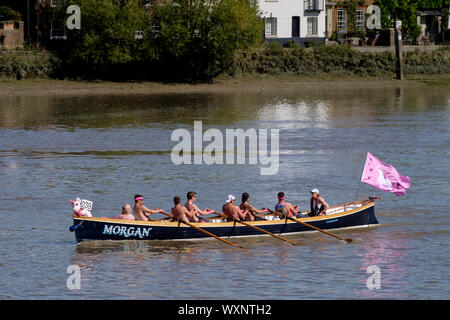 Wettbewerber in dem großen Fluss Rennen von London Docklands zu Schinken auf der Themse in London Stockfoto