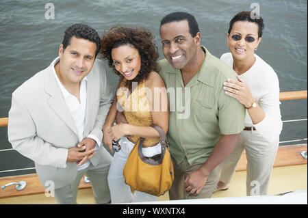 Group Portrait von Multiethnischen Freunde auf der Yacht während der Ferien Stockfoto