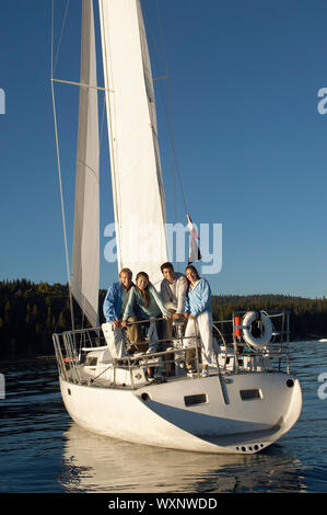 Freunde am Heck des Segelboot Stockfoto