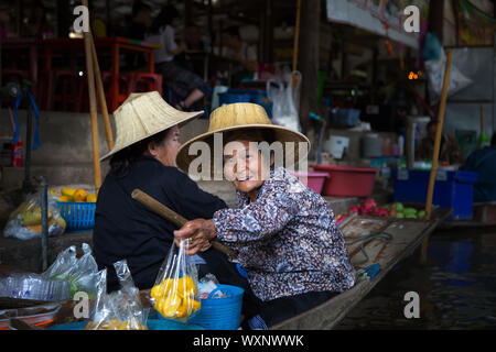 Asiatische Frau Verkauf von Speisen auf schwimmenden Markt. Asiatische Frauen Verkauf von Speisen vom Boot aus. Stockfoto