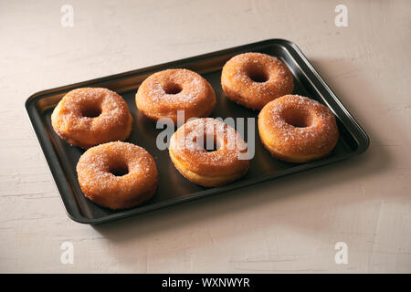 Donuts mit Zucker auf einem Tablett in einer Bar Stockfoto