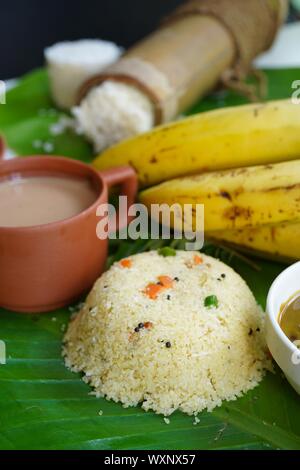 South Indian frühstück Rava Upma, Kerala Puttu, Bananen und Kaffee Stockfoto