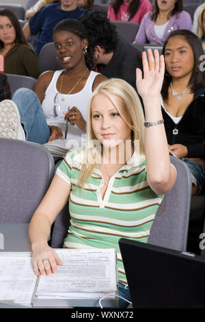 Weibliche Studenten Erhöhung Hand in der Klasse Stockfoto