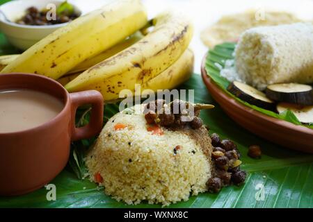 South Indian frühstück Rava Upma, Kerala Puttu, Bananen und Kaffee Stockfoto