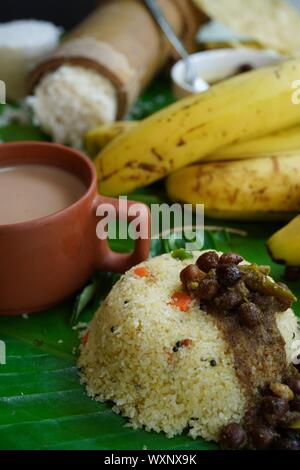 South Indian frühstück Rava Upma, Kerala Puttu, Bananen und Kaffee Stockfoto