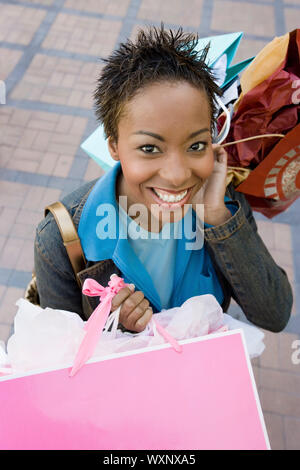 Junge Frau nach Shopping-Tour Stockfoto