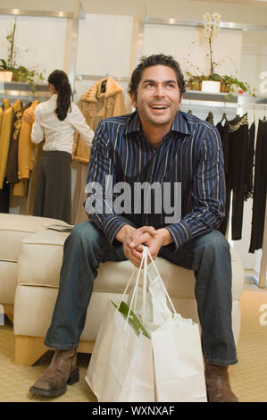 Man wartet in Boutique Stockfoto