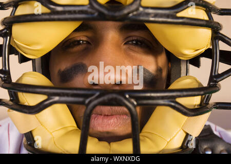 Baseball Catcher Maske tragen Stockfoto