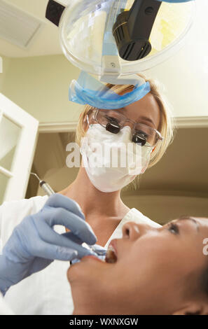 Frau, zahnärztliche Arbeit zu erledigen Stockfoto