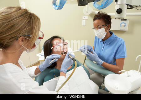 Frau, zahnärztliche Arbeit zu erledigen Stockfoto