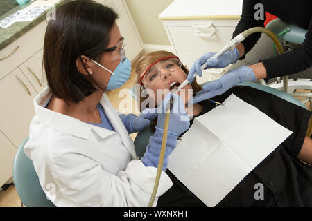 Frau, zahnärztliche Arbeit zu erledigen Stockfoto
